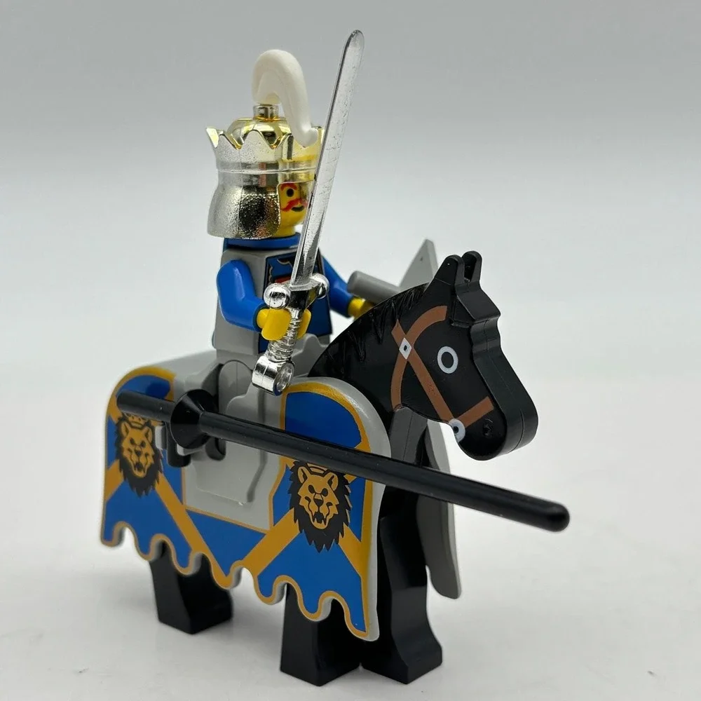 LEGO Castle Royal Knights King Leo Horse Rider Lion Shield Chrome Helmet Vintage